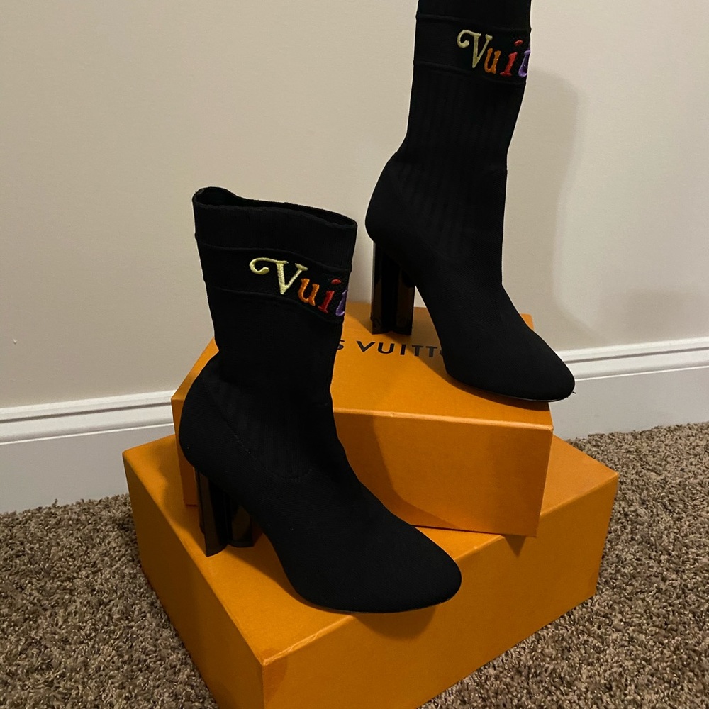 Louis Vuitton Silhouette Ankle Boot-Black
Stretch textile 
8 cm / 3.1-inch
